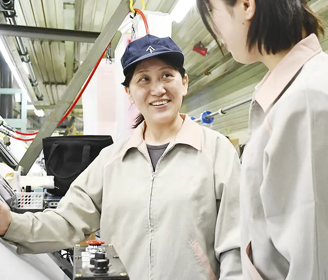 現場で先輩が後輩に仕事を教える安心感のある職場環境。