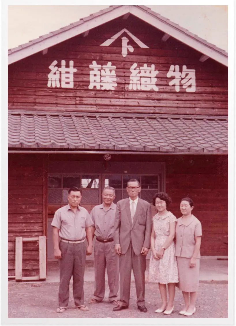 工場前の歴史的写真